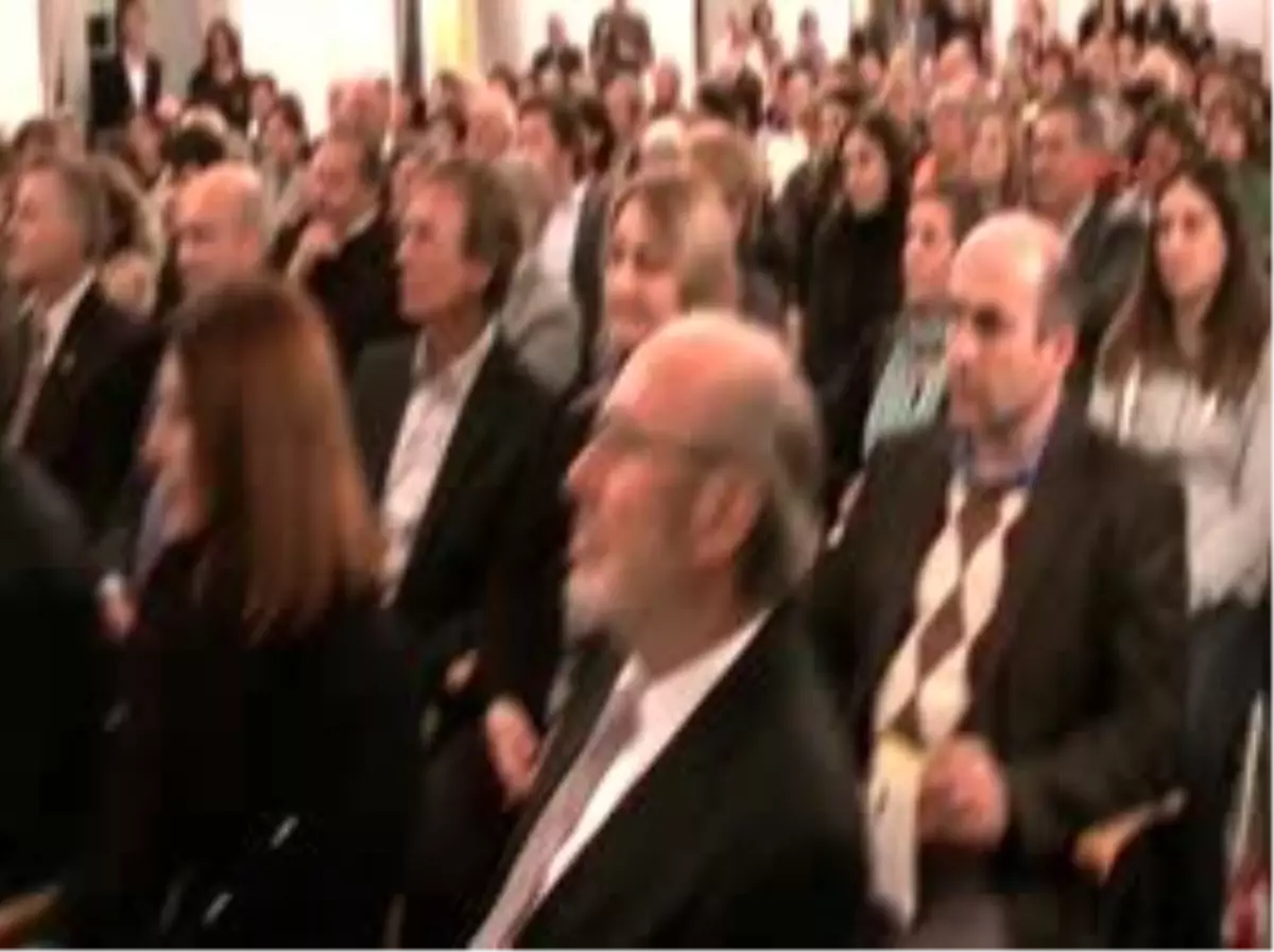 Türk Aileden Almanya\'daki Parmak İzli Oturum Kartına Tepki