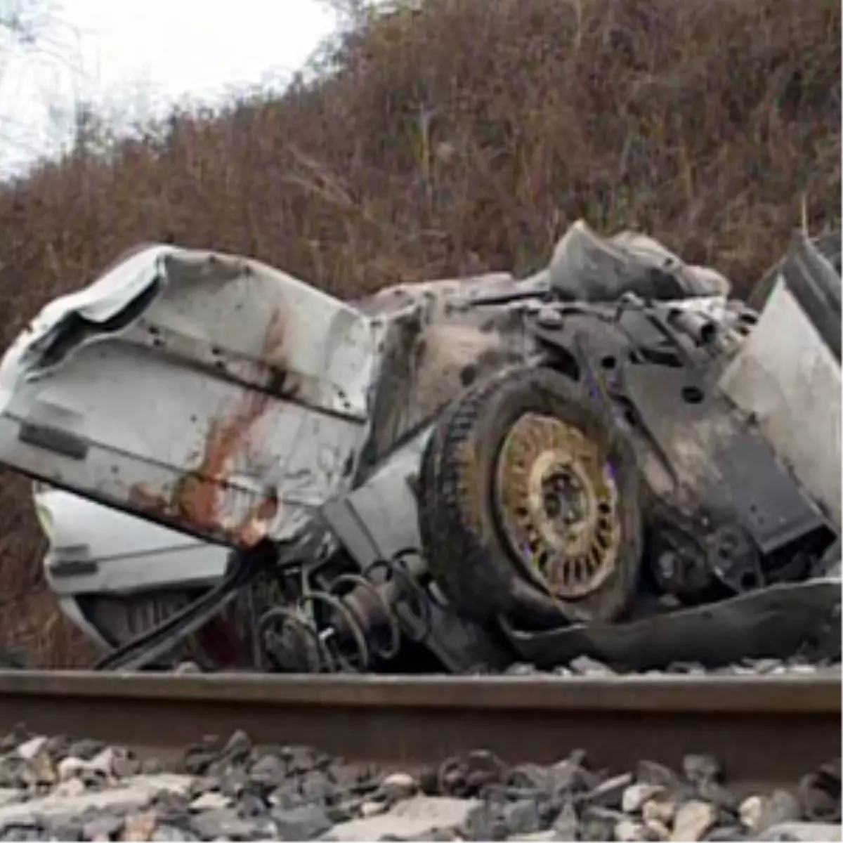 Yük Treni Otomobili Biçti: 2 Ölü
