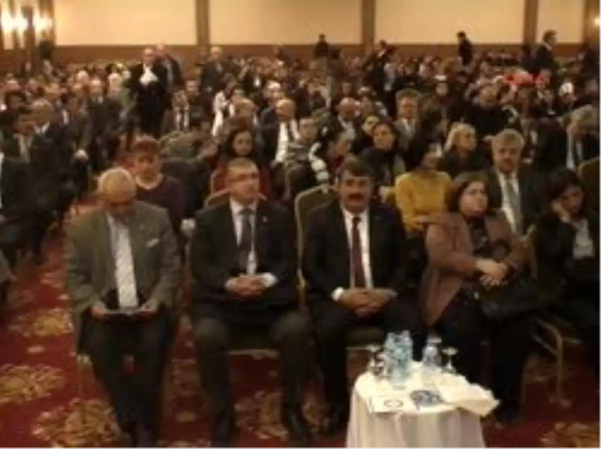 Uluslar Arası Nevşehir Tarih ve Kültür Sempozyumu Başladı Nevşehir Üniversitesi Kapadokya Araştırma ve Uygulama Merkezi\'nin Nevşehir Valiliği ve Nevşehir Belediyesi İşbirliği ve Bazı Belediyelerin Destekleri ile Gerçekleştirdiği 1\'inci Uluslararası Nevşehir Tarih ve Kültür Sempozyumu Başladı.