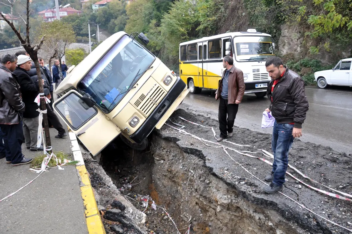 Yolcu Minibüsü Kanalizasyon Kanalına Düştü