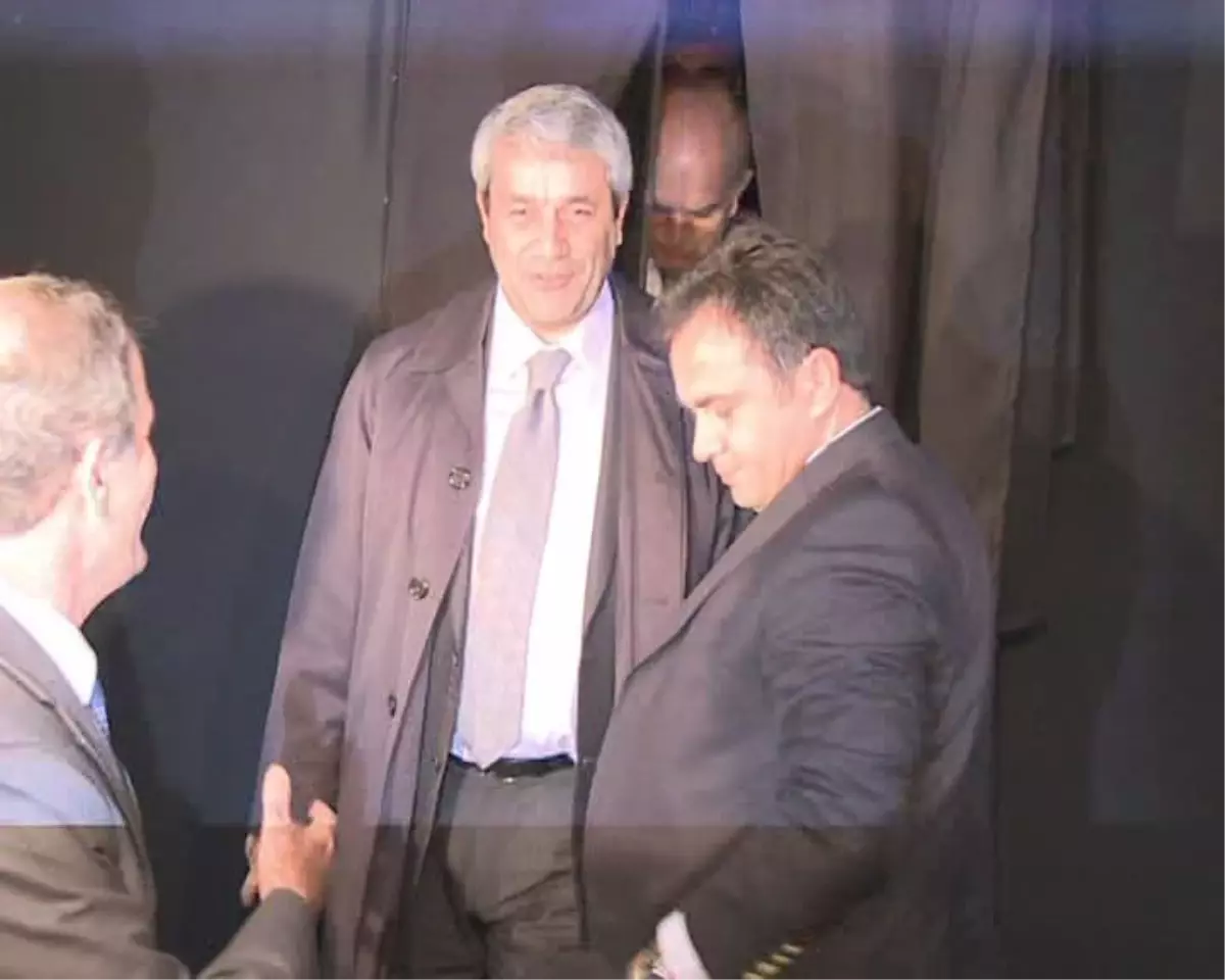 Bakan Ergün\'ün Geçtiği Kapı, Vali Harput\'un Başına Çarptı