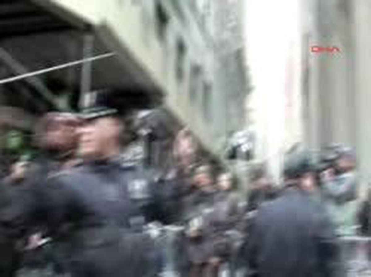 Femen, New York'ta da Soyundu
