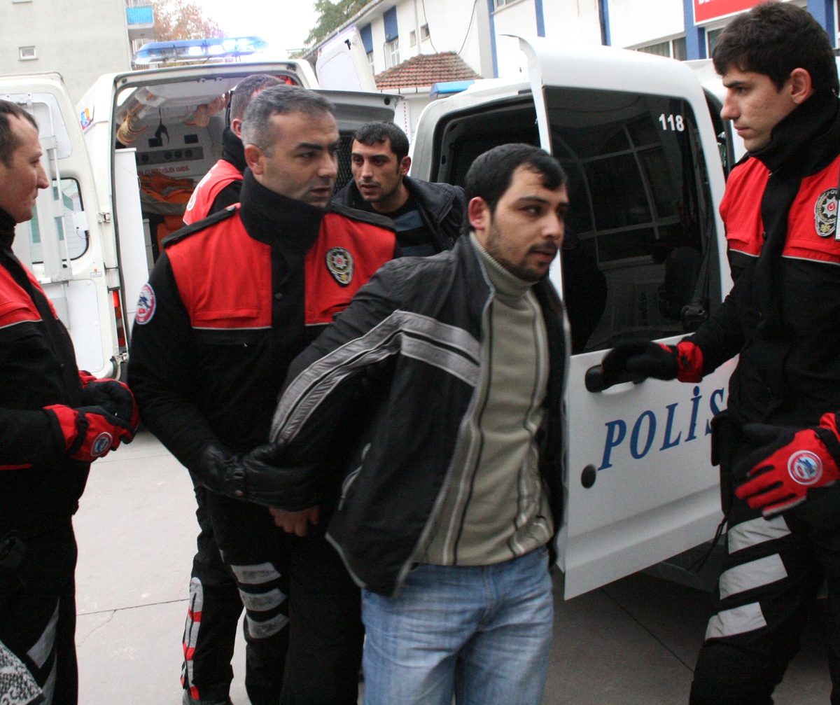 İki Kardeş, Evden Kaçan Kadına Yardım Eden Kişiyi Bıçakladı