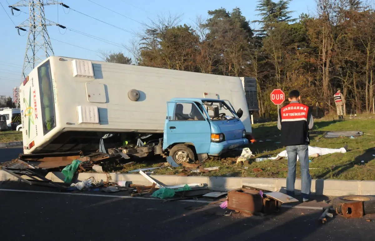 Kamyonet İşçi Servisiyle Çarpıştı: 1 Ölü
