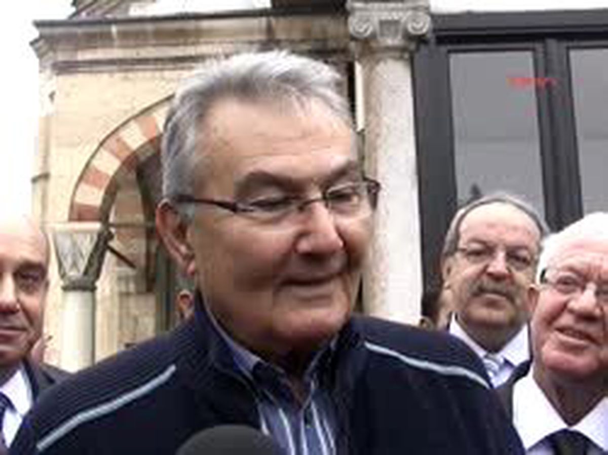 Deniz Baykal CHP'nin Önüne Kurt Yumağı Atıyorlar