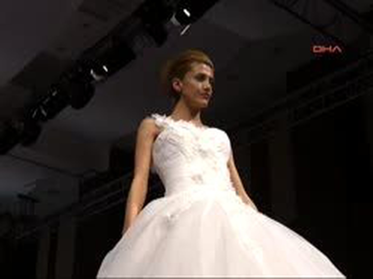 Kuşadası1'miss Defne' Gelinliklerine Görkemli Defile