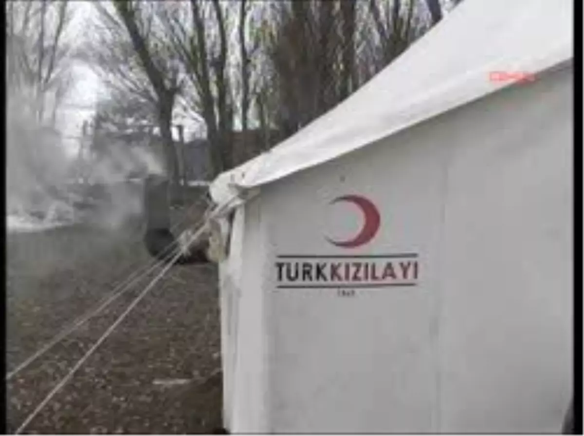 Parçalanmış Minik Eller Molozların Arasında Demir Topluyor