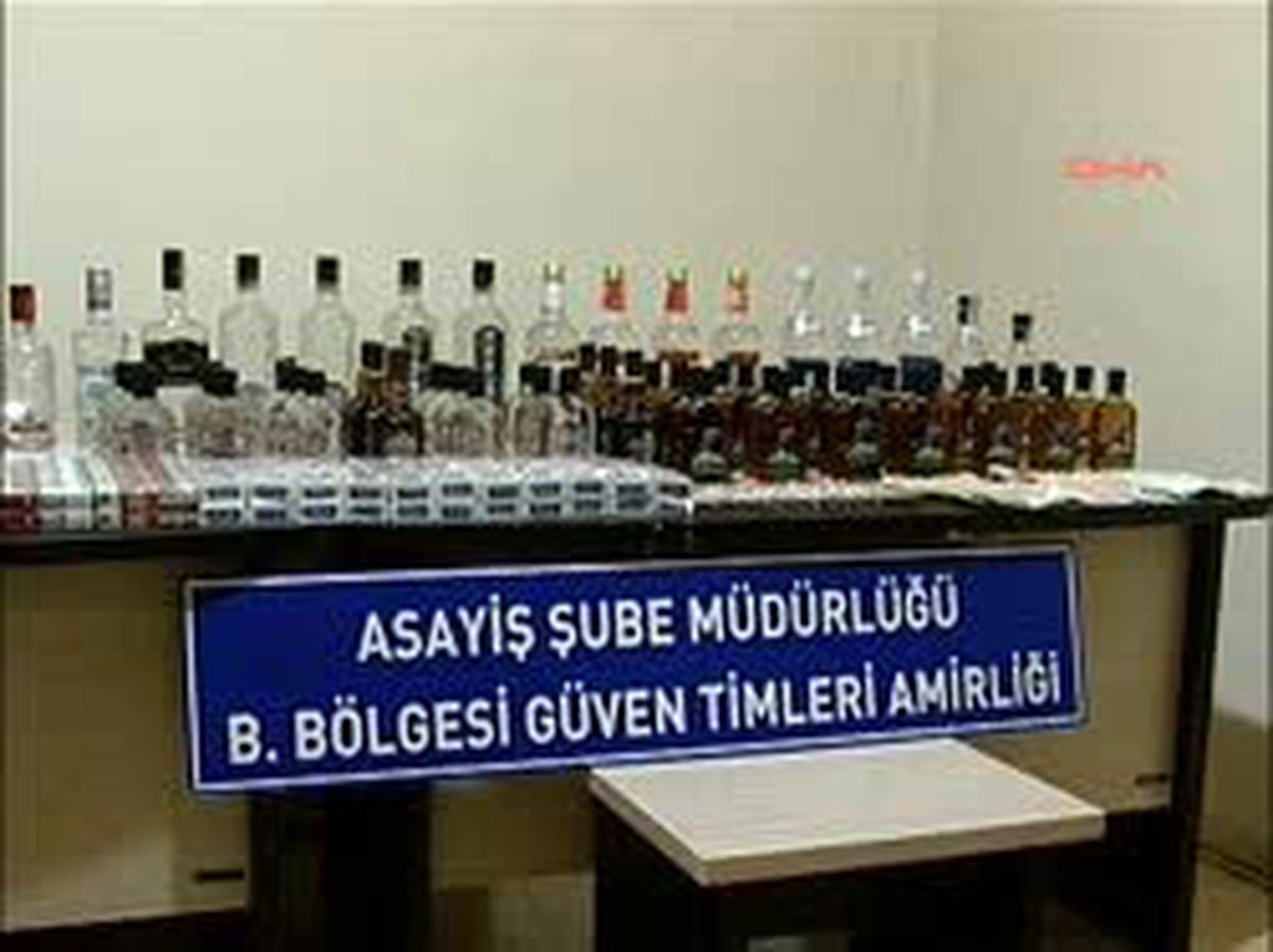 Polis Bir Taş\'la Üç Kuş Vurdu Beyoğlu Güven Timleri Bir Süreden Beri İzlediği Markete Uyuşturucu Operasyonu Yaptı. Baskında 50 Adet "Taş" Diye Tabir Edilen Kokain Veçok Sayıda Kaçak Sigara ve İçki Ele Geçirildi. Olayla İlgili Olarak Üç Kişi Gözaltına Alındı.