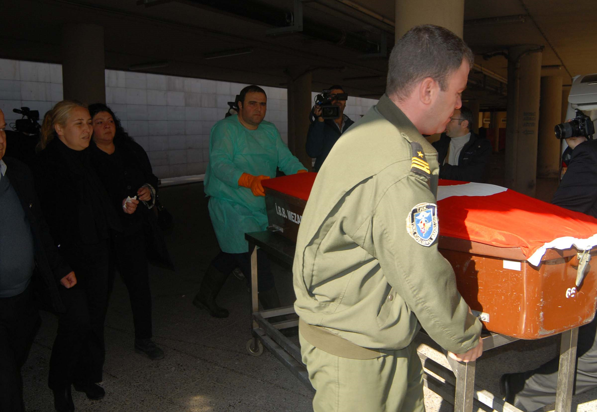 Selçuk\'ta Düşen Uçakta Ölen Pilotların Cenazeleri Ailelerine Teslim Edildi