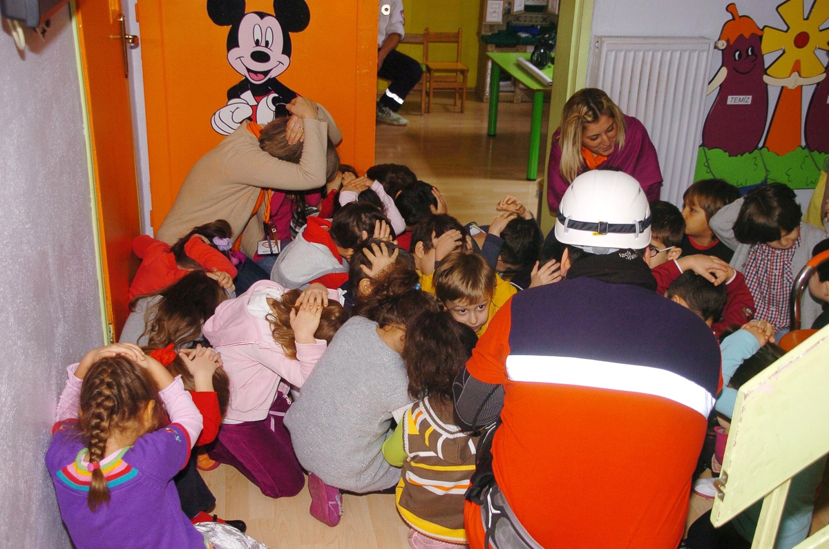 Anaokulu Öğrencilerine Deprem Tatbikatı