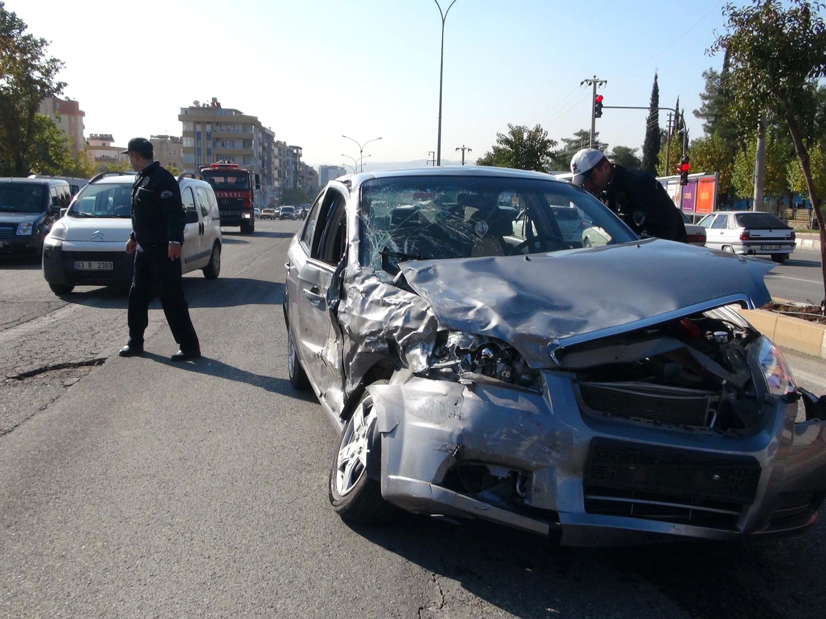 Otomobil Öğrenci Servisine Çarptı: 11 Yaralı