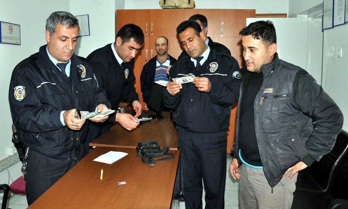 Yolda Bulduğu Çantadan Promosyon Dolar Çıktı