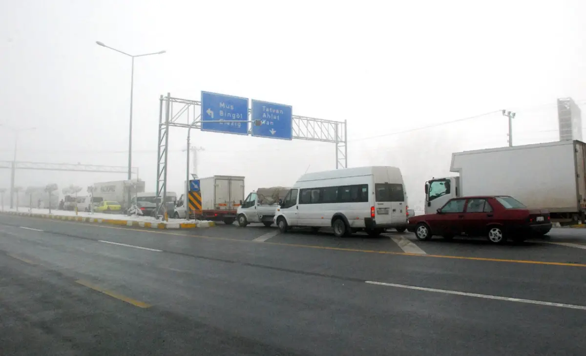 Bitlis\'te Sis ve Buzlanma Yüzünden 8 Kazada, 26 Kişi Yaralandı