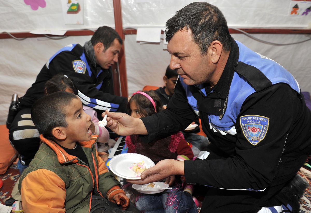 Deprem Çocuklarına Polis Pastası