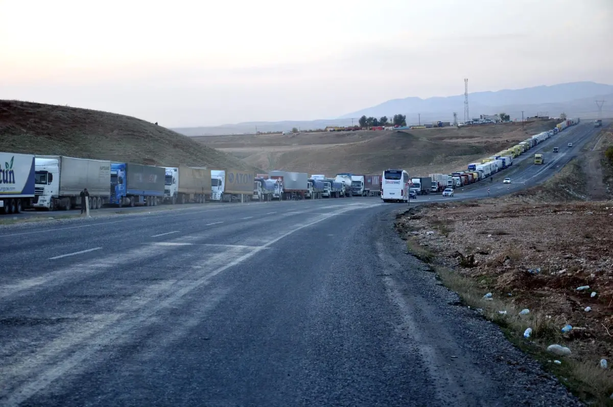 Habur Sınır Kapısı\'nda Kuyruk 30 Kilometreye Ulaştı