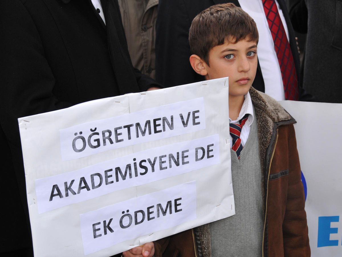 Öğretmenler Ek Ödeme Uygulamasını Protesto Etti