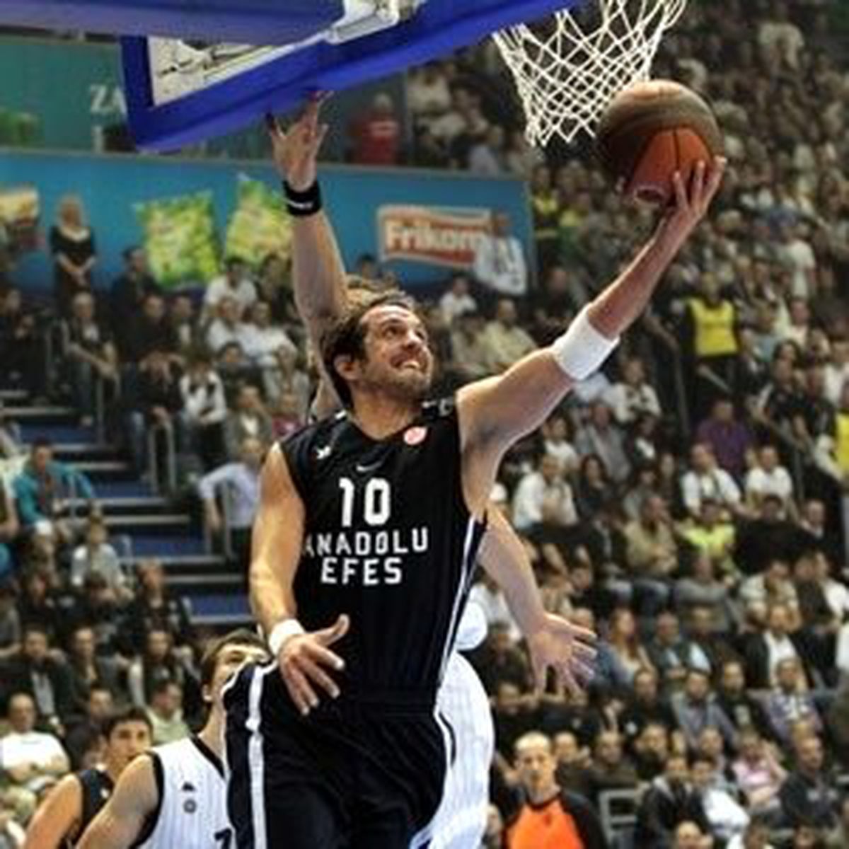 Anadolu Efes: 67 - Partizan Mt: S: 58