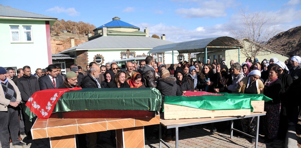 İntihar Eden Anne ve 2 Çocuğu Gözyaşlarıyla Toprağa Verildi