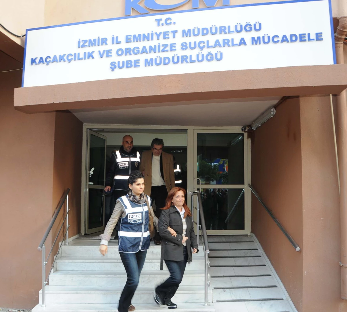 İzmir Belediye Operasyonunda Gözaltındaki 20 Kişi Adliyede