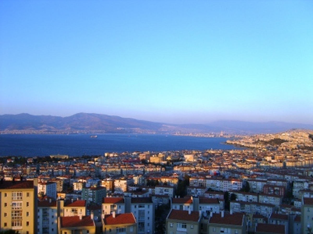 İzmir Ekonomisi Zor Virajda
