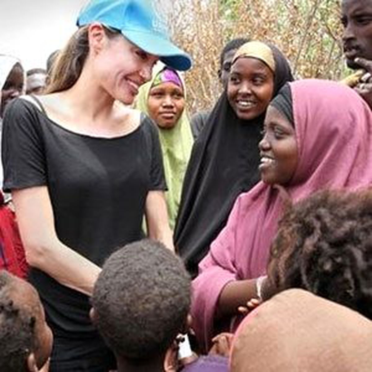 Jolie'nin Başı Asistanlarıyla Dertte
