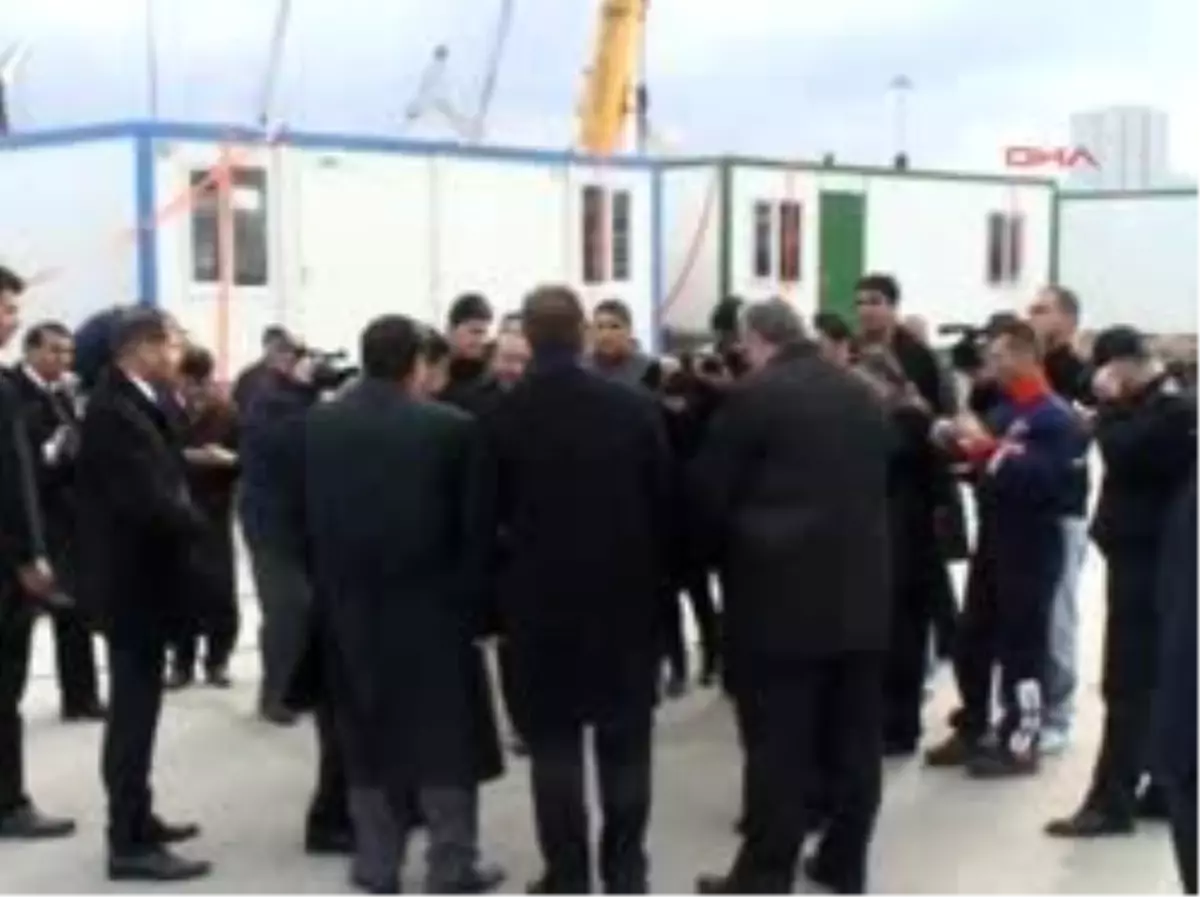 Kocaeli\'den Van\'a 1200 Konteyner Ev Tüm Marmara\'yı Sarsan 17 Ağustos 1999\'daki Depremin İzlerini Hala Üzerlerinden Atamayan Kocaeli Halkı, Van\'a Yardım Yağdırıyor. Yapılan Maddi Yardımların Yanı Sıra Giyecek ve Gıda da Gönderen Kocaelililer, Bölgedeki Ağır Kış Koşullarında İnce Çadırlardan Kurtulmal