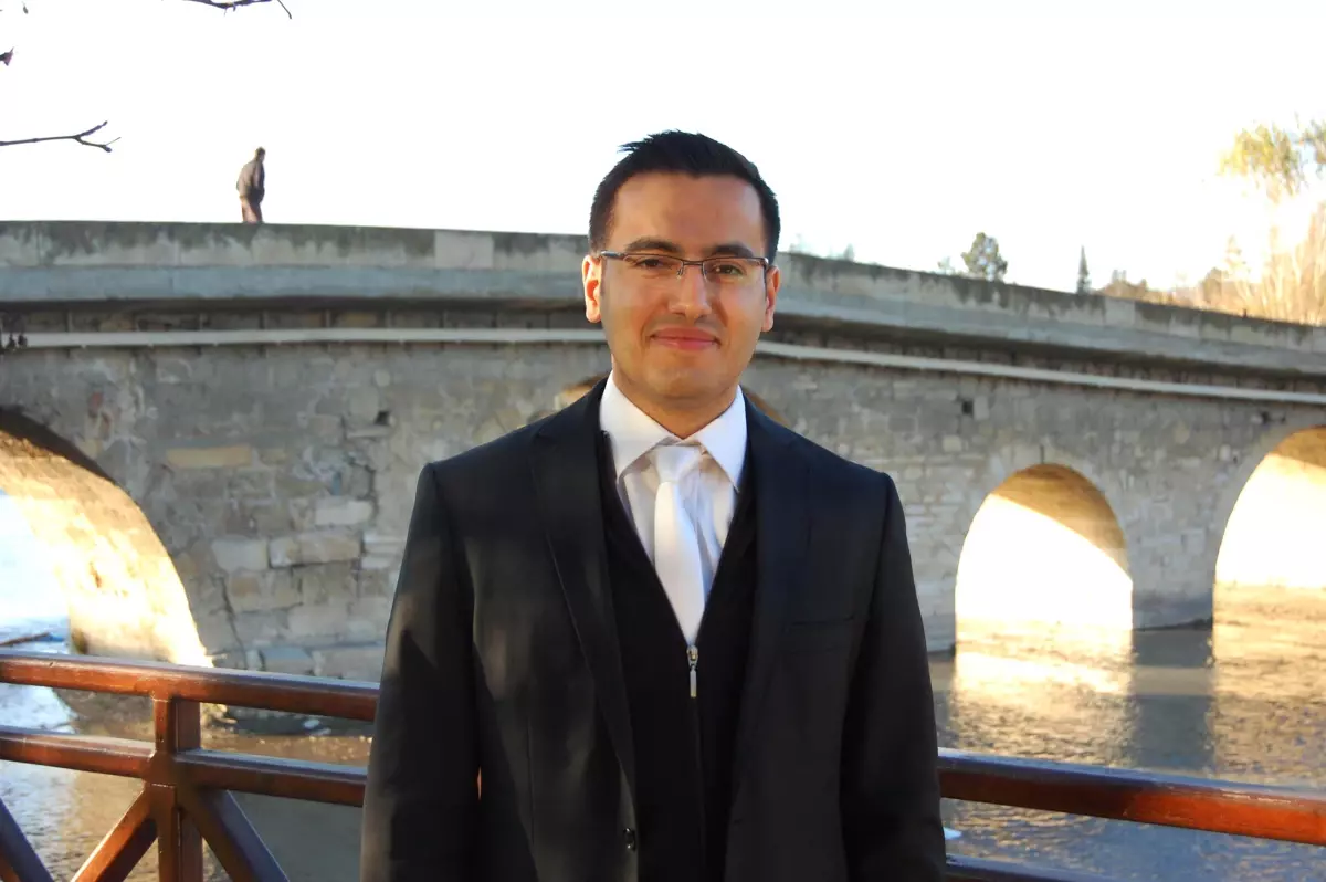 Matematik Öğretmeni, Öğrencilerine Rasyonel Sayılarda Bölme İşlemini Amuda Kalkarak Anlatıyor