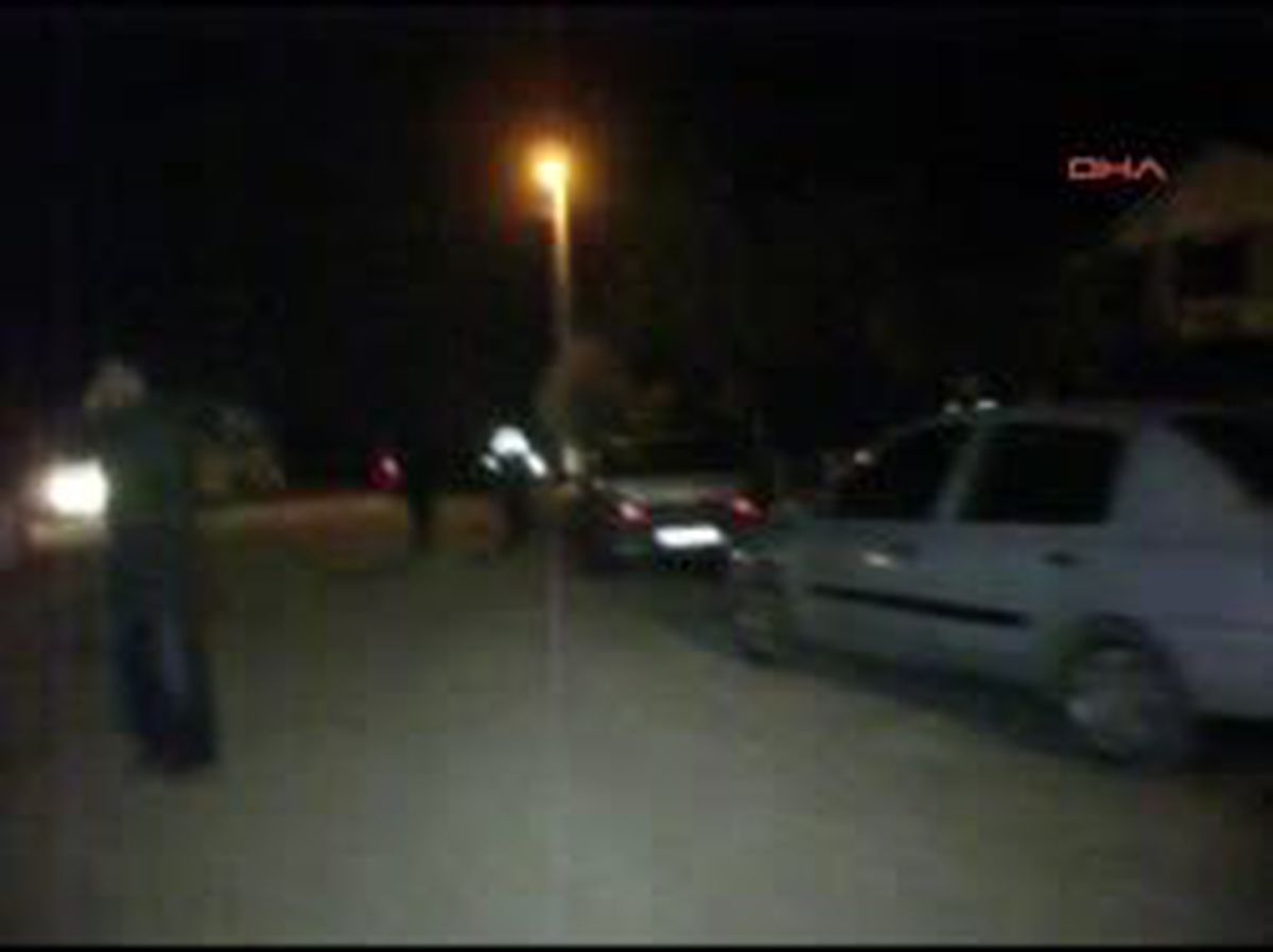 Sakaryaekpolisler Hırsızların Bulunduğu Arabayı Yola Kapan Kurarak Durdurabildi
