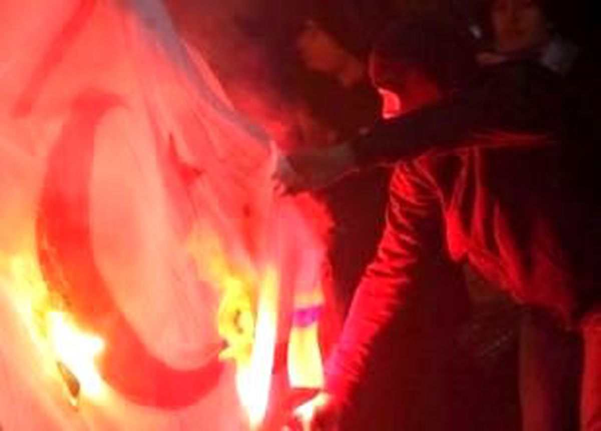 Zenit Taraftarı KKTC Bayrağı Yaktı!