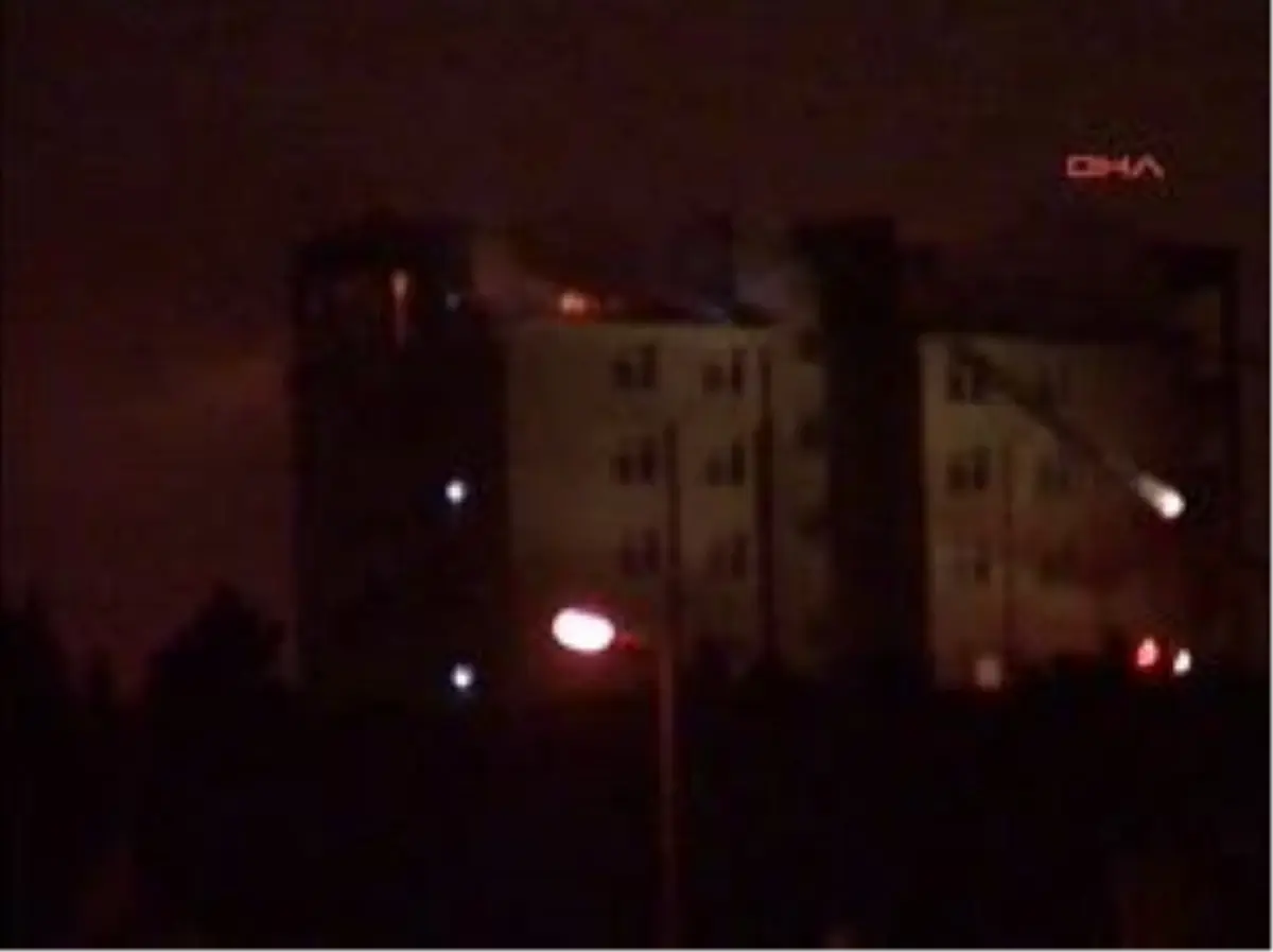 3. Jandarma Komando Taburunun Misafirhanesinin Çatısında Yangın... Tuzla\'da Bulunan 3. Jandarma Komando Taburu\'nun Misafirhanesinin Çatı Katında Çıkan Yangın, Yaklaşık 1 Saatlik Çalışma Sonucu Söndürüldü.