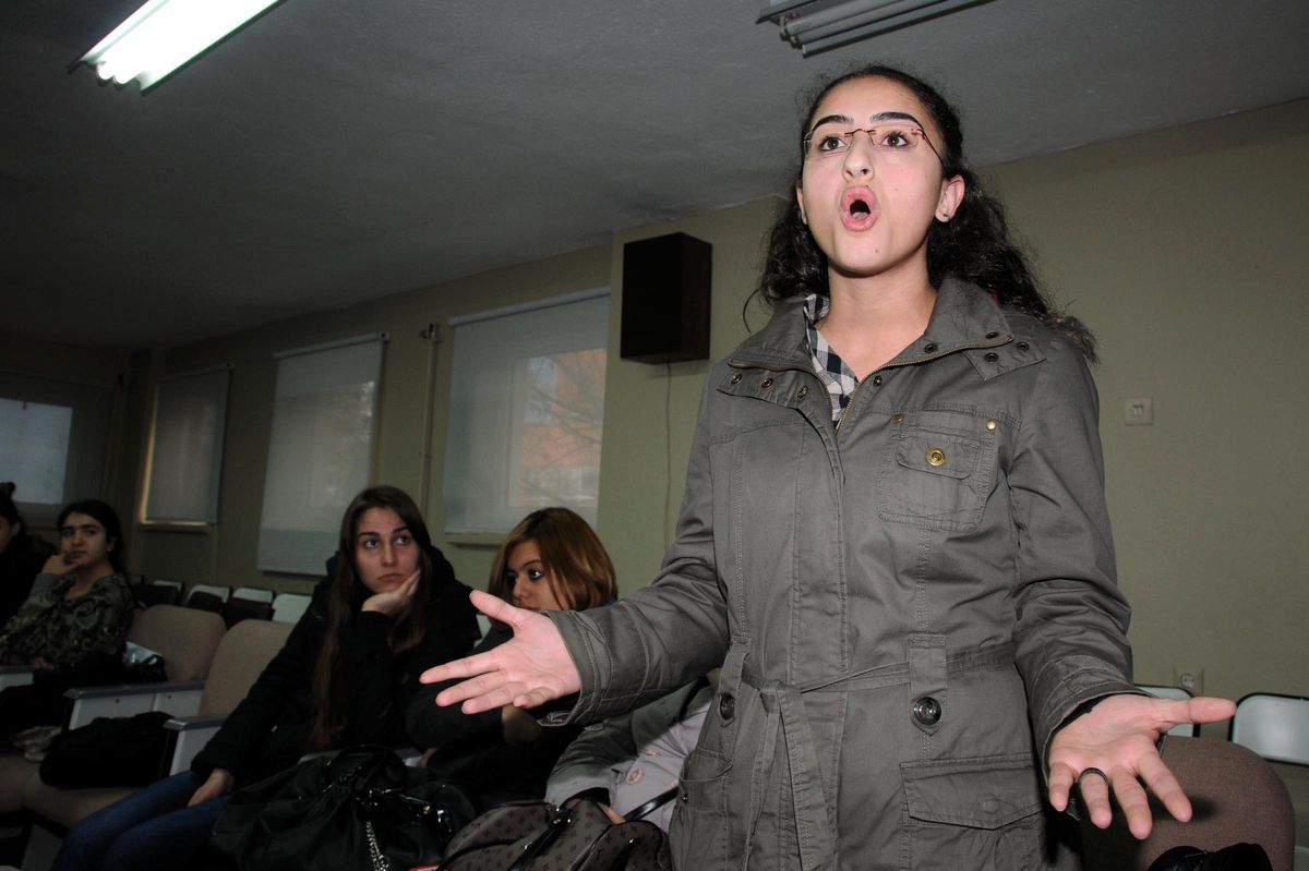 Kadına Şiddet Seminerinde Üniversiteli Kızın İsyanı