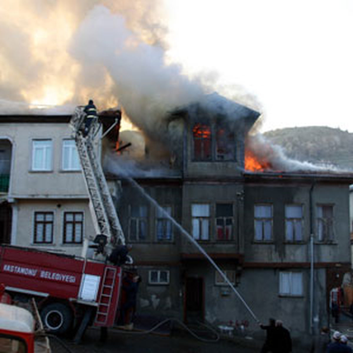 Kastamonu'da Yangın, 2 Ev Kullanılamaz Hale Geldi