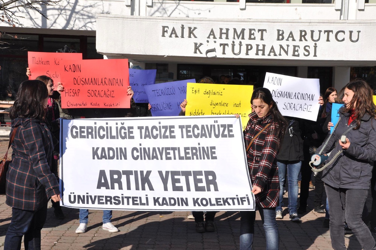 Rektör, Gösterici Öğrencilere 'gürültü Yapmayın' Dedi