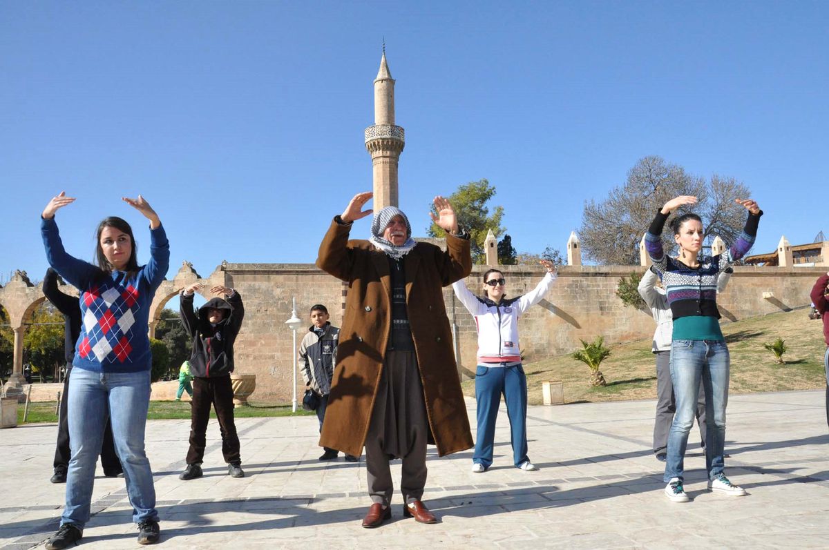 Balıklıgöl'ün Yanında Yoga Yaptılar