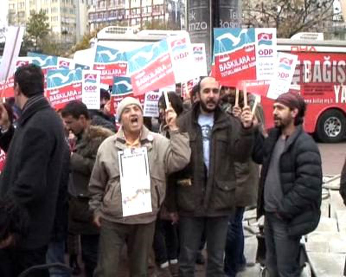 Ödp'lilerden Tek Sıra Halinde 'özgürlük ve Adalet' Yürüyüşü