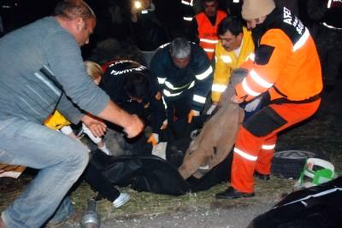 Otomobil Takla Attı: 2 Ölü, 8 Yaralı