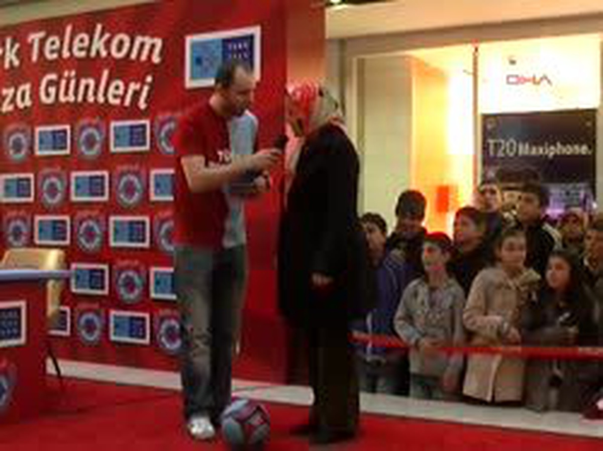 Trabzonsporlu Futbolcular Türk Telekom İmza Gününe Katıldı