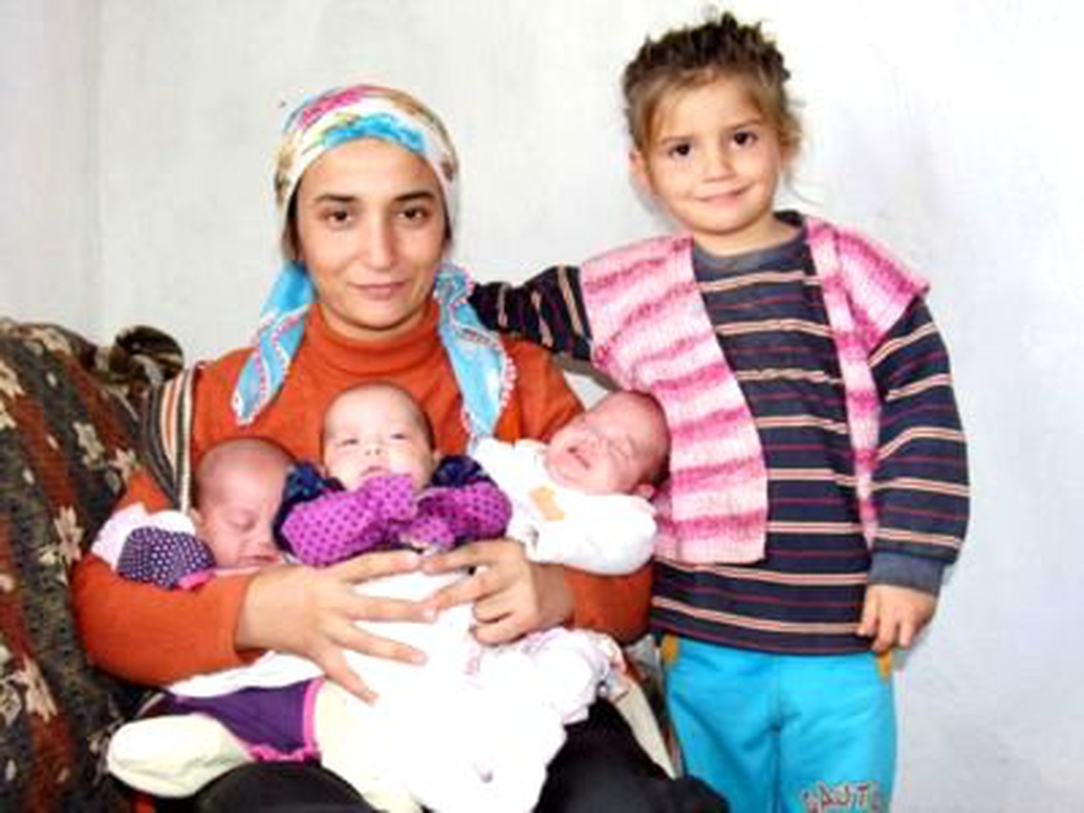 Üçüzleri Olan Anne Beslemekte Sıkıntı Çekiyor