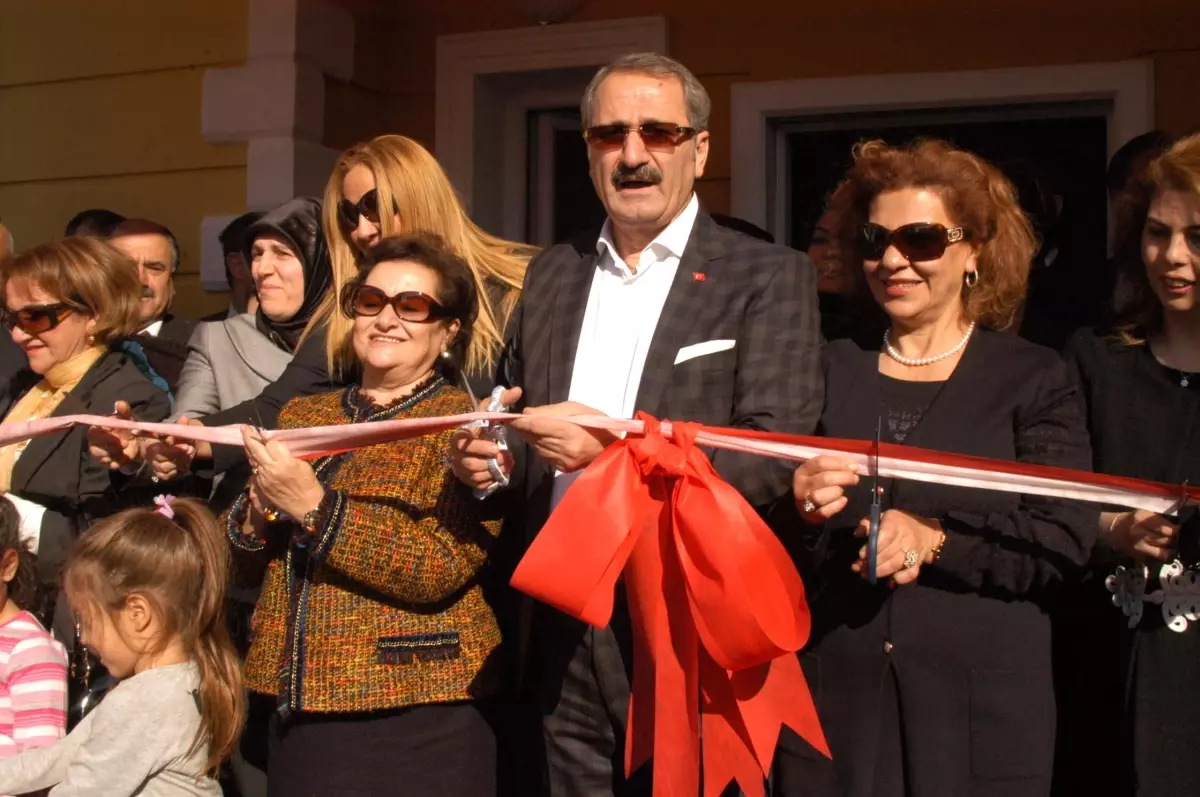 Bakan Çağlayan, Anaokulu Açtı, Minik Adaşına Altın Taktı