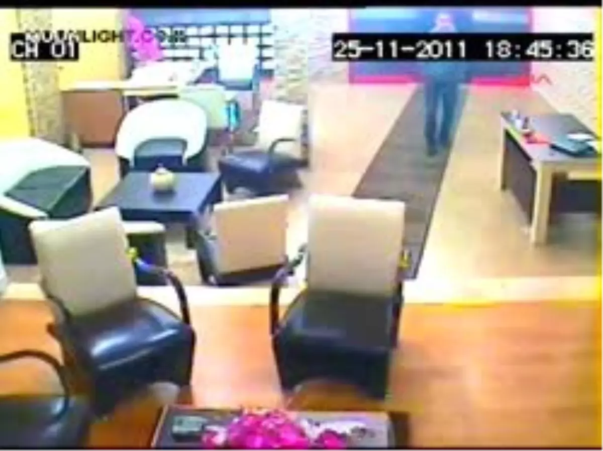 Emlak Ofisinden Bilgisayar Çalan Zanlı, Güvenlik Kamerasından Yakalandı