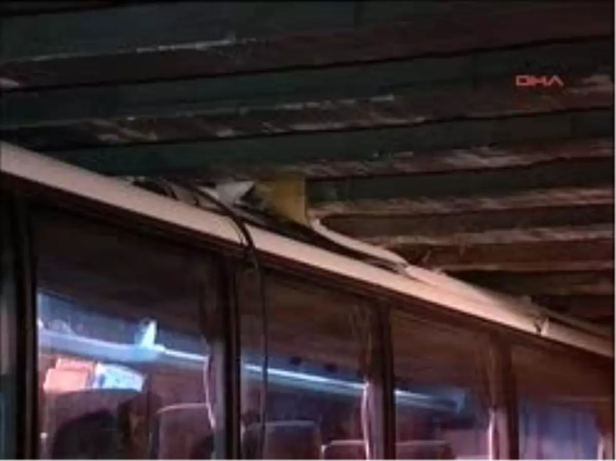 Fatih\'te Tur Otobüsü Alt Geçide Sıkıştı Fatih\'te İçinde Fransız Turistlerin Bulunduğu Bir Tur Otobüsü Alt Geçide Sıkıştı. Otobüs, İtfaiye Ekipleri Tarafından Yaklaşık 20 Dakika Süren Çalışmanın Ardından Sıkıştığı Yerden Çıkartıldı.