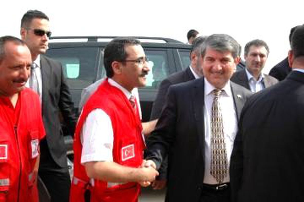 Bakan Bozdağ, Somali\'de Kızılay\'ın Çadırkentini Ziyaret Etti