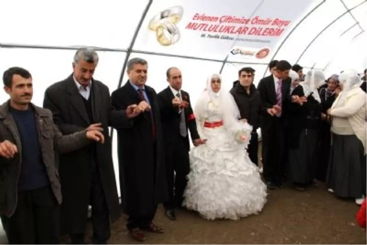 Deprem Çadırında Düğün!