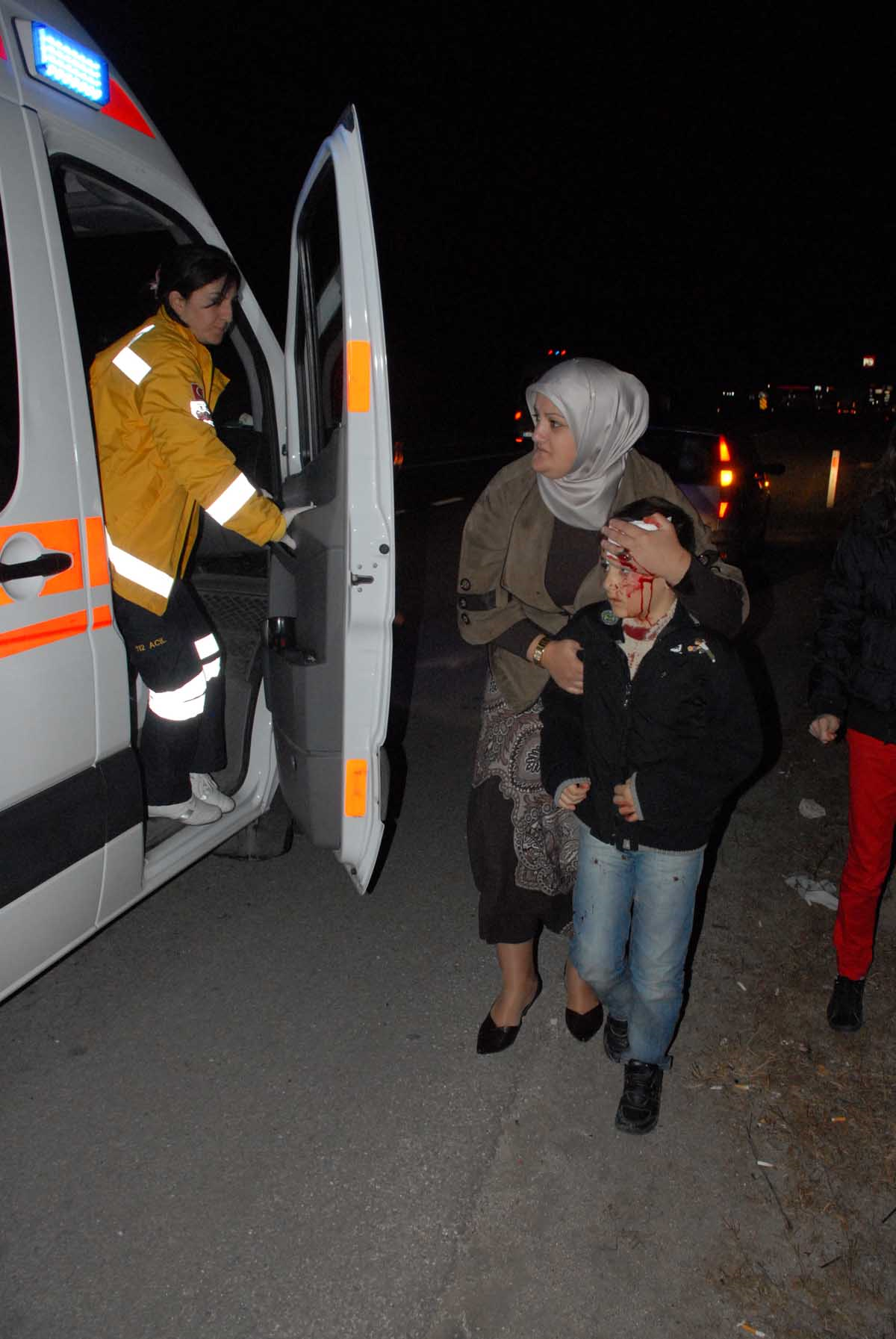 Otomobil Karşı Şeride Geçti; 3 Yaralı