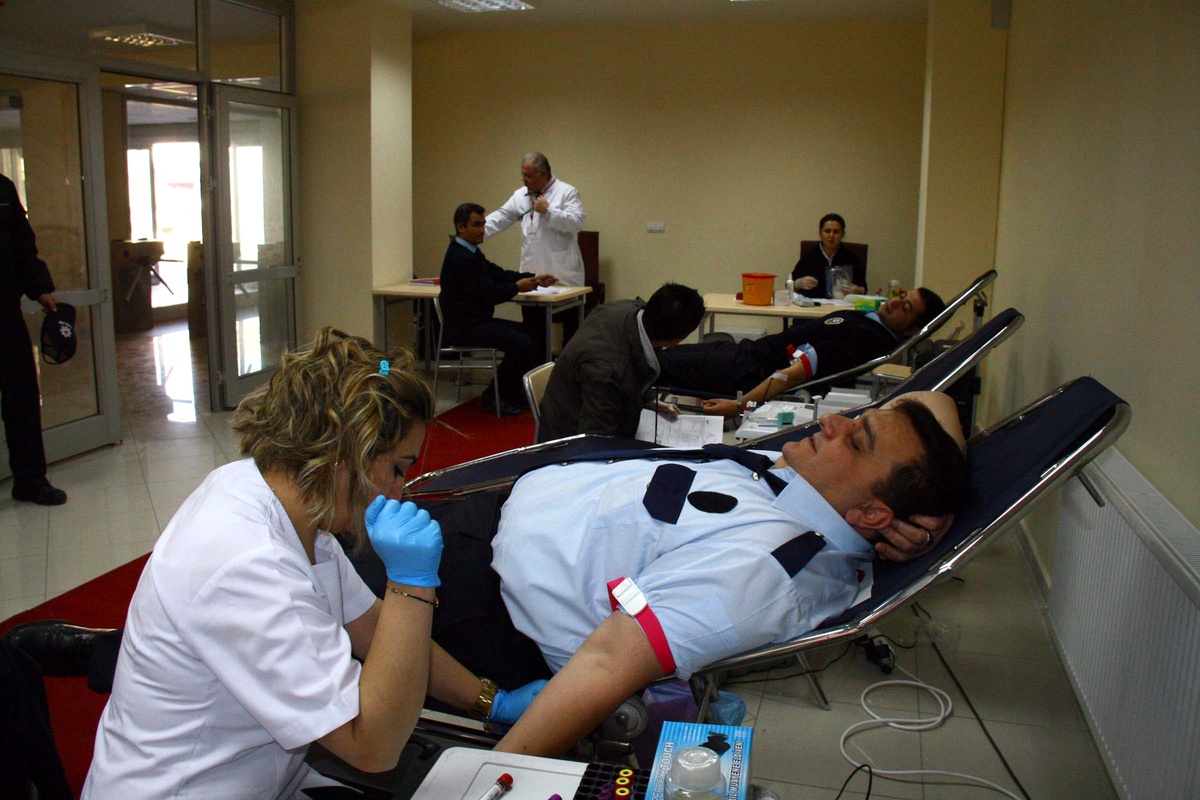 Polislerden Vanlı Depremzedelere Kan Bağışı