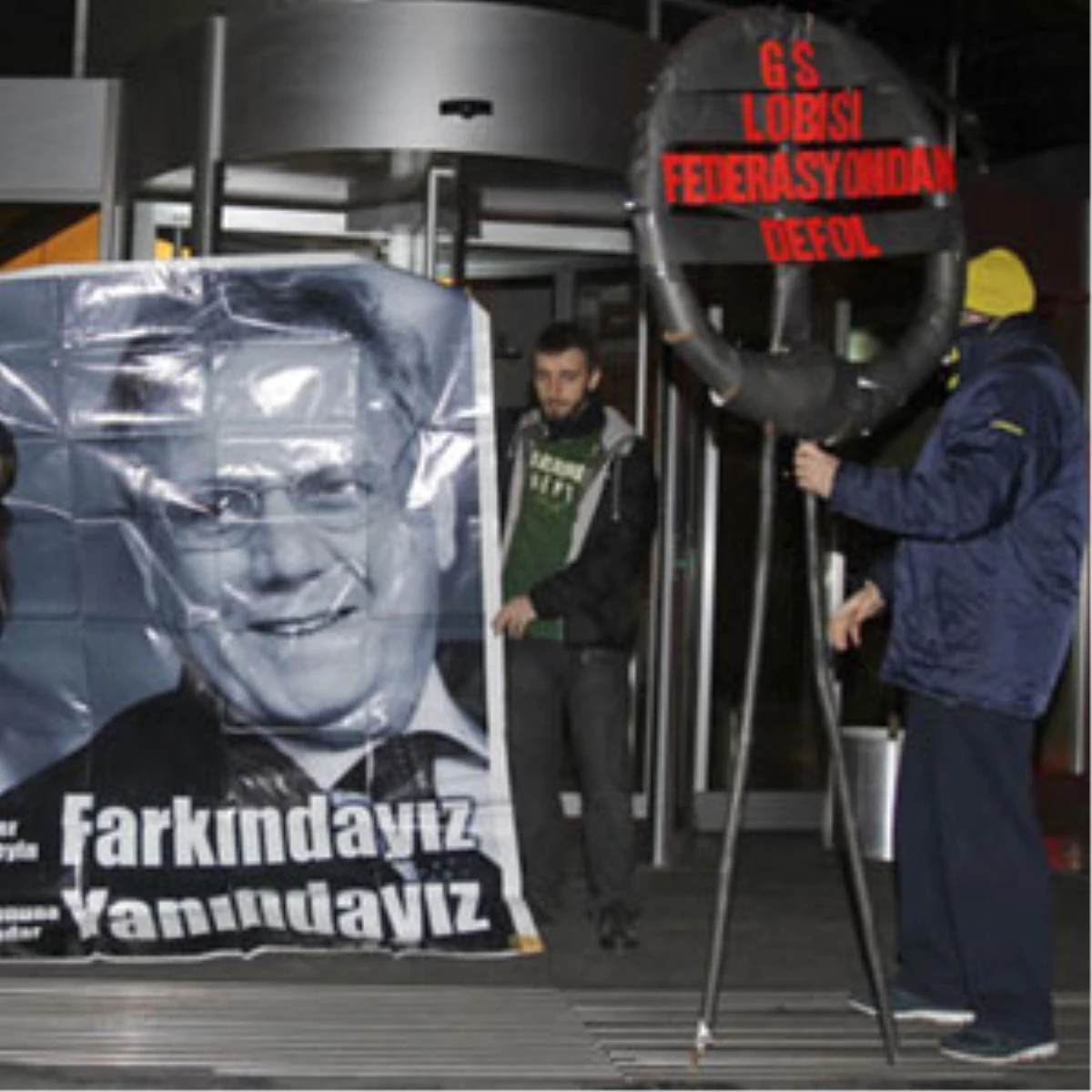 Fb'li Taraftarlar, Tff Binasına Siyah Çelenk Bıraktı