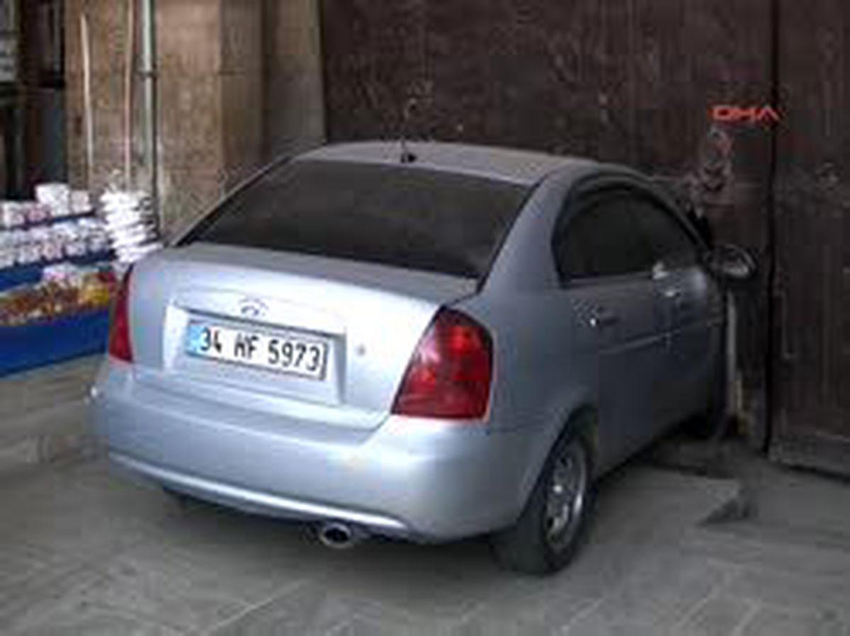 400 Yıllık Çarşıya Otomobille Daldı