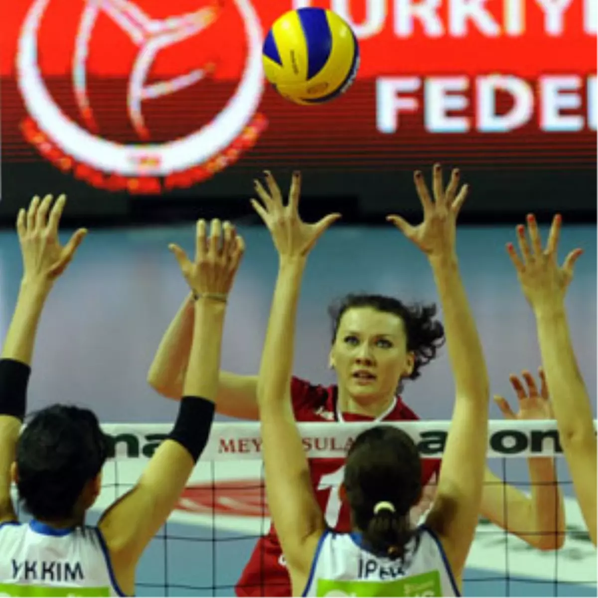 Fenerbahçe Universal: 3 - Dresdner: 0