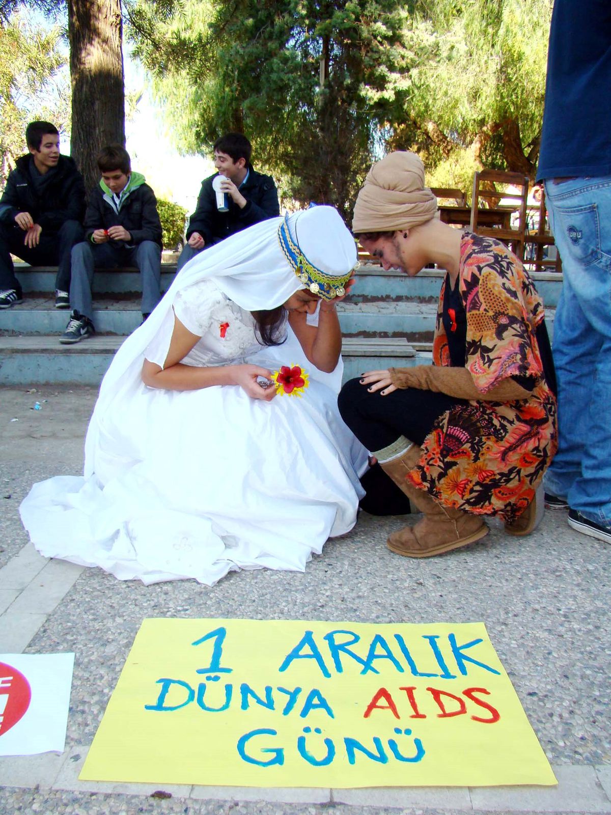 Fethiye'de Yabancı Öğrenciler Dünya Aıds Günü Nedeniyle 'flashmob' Düzenledi