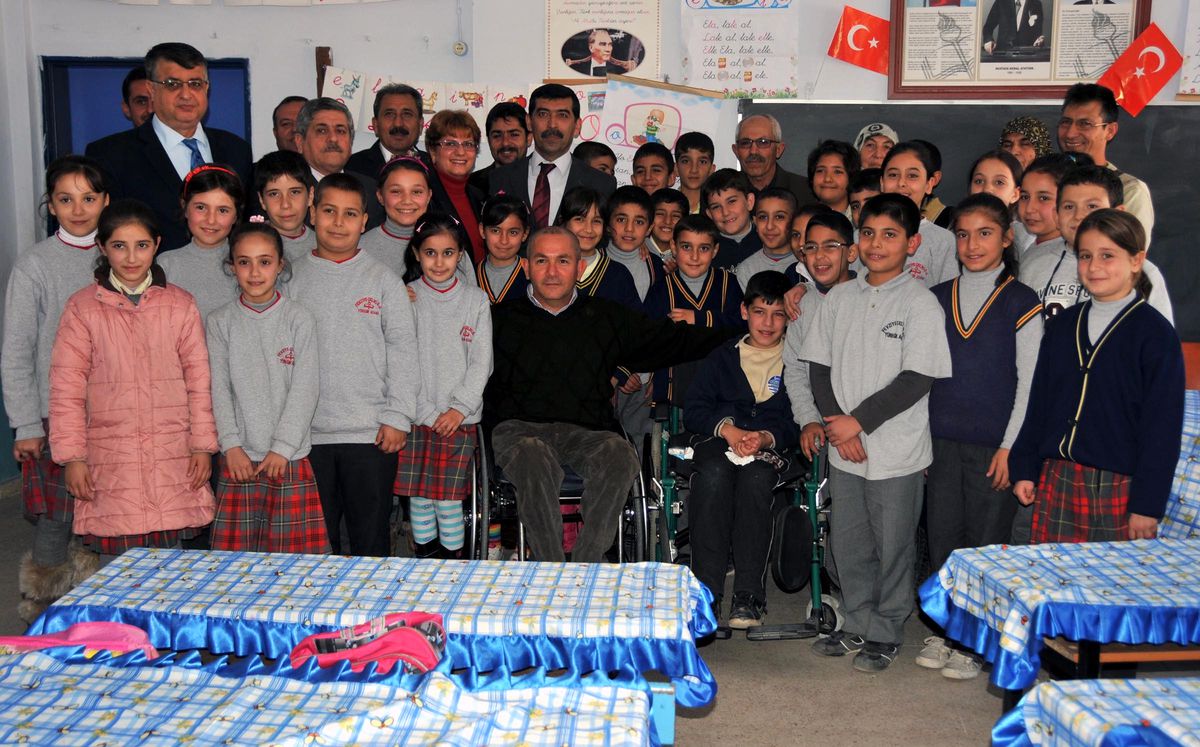 Harçlıklarıyla Engelli Öğrenciye Tekerlekli Sandalye Aldılar